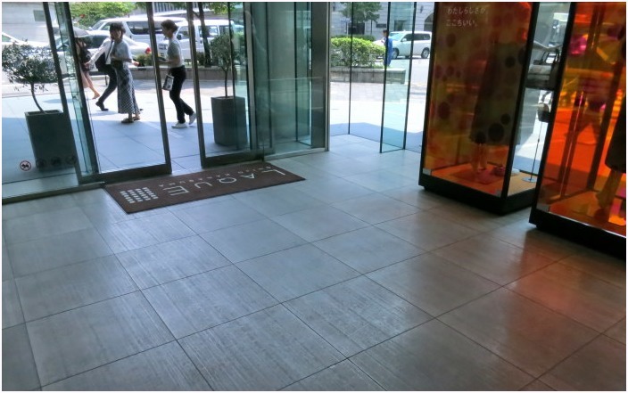 < 午後の街中で >_c0036080_15455130.jpg