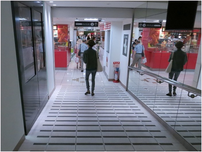 < 午後の街中で >_c0036080_15461160.jpg