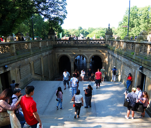 セントラルパークのベセスダ・テラス（Bethesda Terrace）から見下ろす噴水広場と湖_b0007805_05201094.jpg