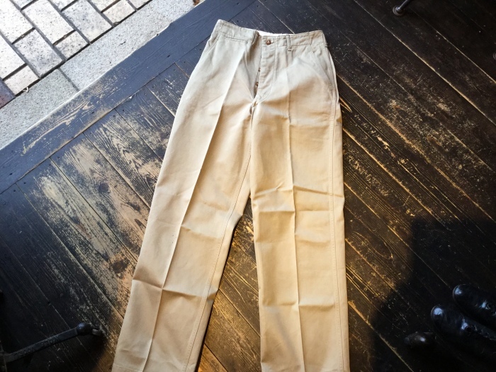 Usarmy 41カーキ　オリジナル品　右膝ダメージあり 40's U.S.Army khaki trousers : BUTTON UP clothing