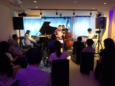 ひろしま ジャズライブ カミン Jazzlive Comin 本日11日日曜日はライブ&セッション_b0115606_13013547.jpeg