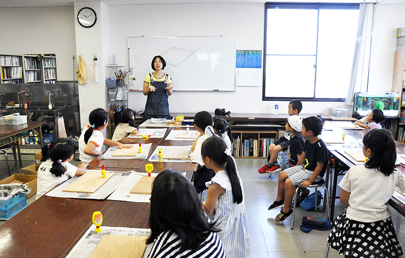 児童画クラス夏の体験講座「ビー玉迷路を作って遊ぼう!」ご紹介_b0212226_20152806.jpg