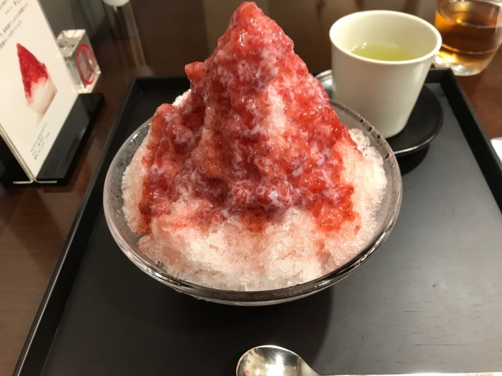 【虎屋菓寮銀座店の苺みぞれ】_b0009849_09140879.jpeg