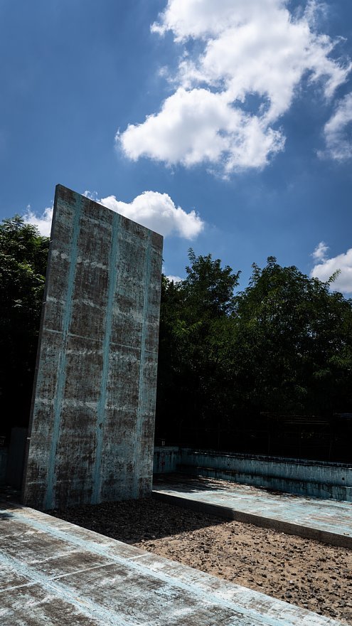 廃校のプールにそそり立つ壁 Soul Eyes