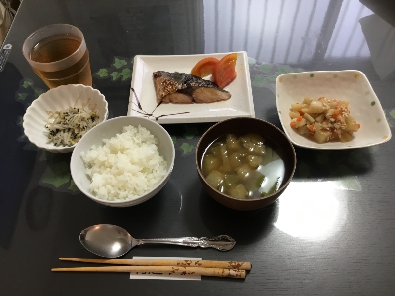 しらゆり荘 夕食  ブリの照り焼き  じゃがいもの鶏そぼろ煮  もやしの梅肉和え_c0357519_17500847.jpeg