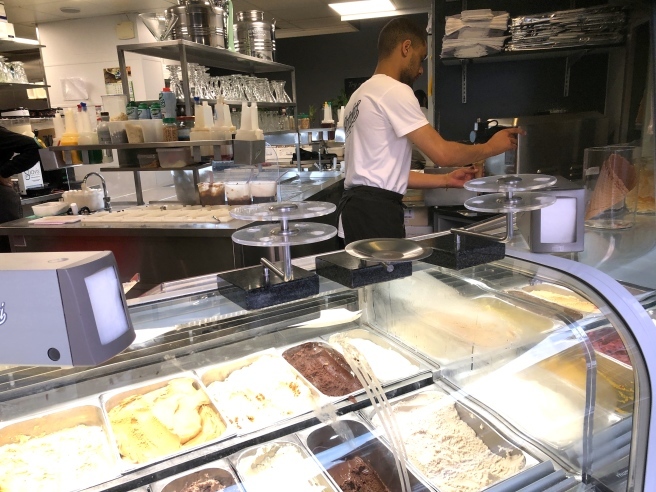 ブリュッセルっ子オススメのアイスクリーム専門店 Zizi / izyでパリ〜ブリュッセル小旅行 _a0231632_04562173.jpg