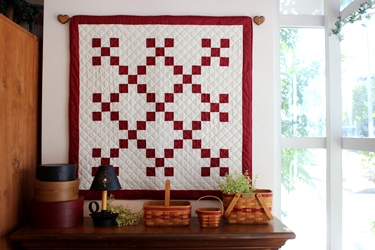 レッド＆ホワイトのパッチワークキルトとバスケット : nantucket