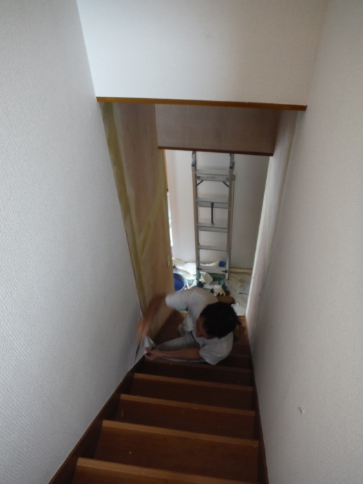 室内リフォーム ~ 廊下、階段クロス張り。_d0165368_04324657.jpg