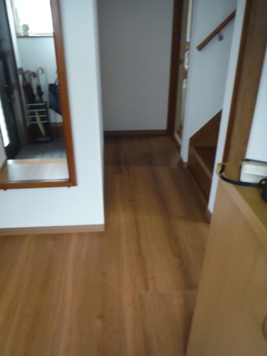 室内リフォーム ~ 廊下、階段クロス張り。_d0165368_04333307.jpg