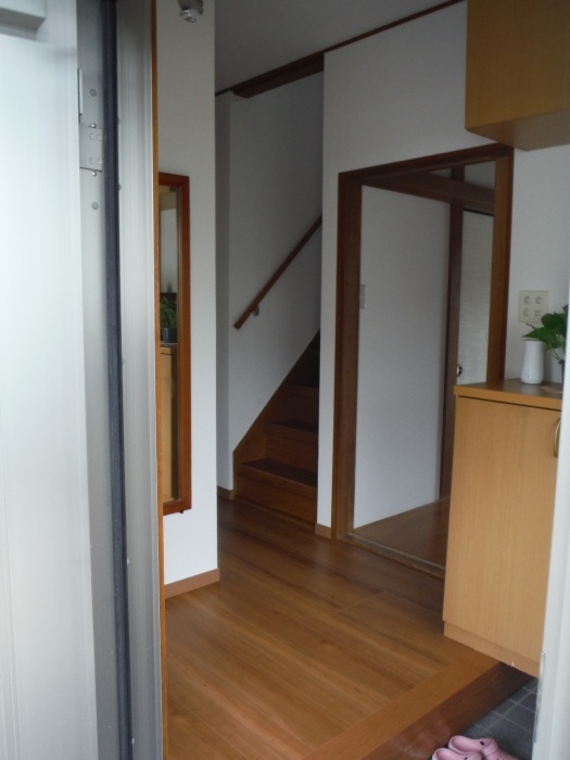 室内リフォーム ~ 廊下、階段クロス張り。_d0165368_04335809.jpg