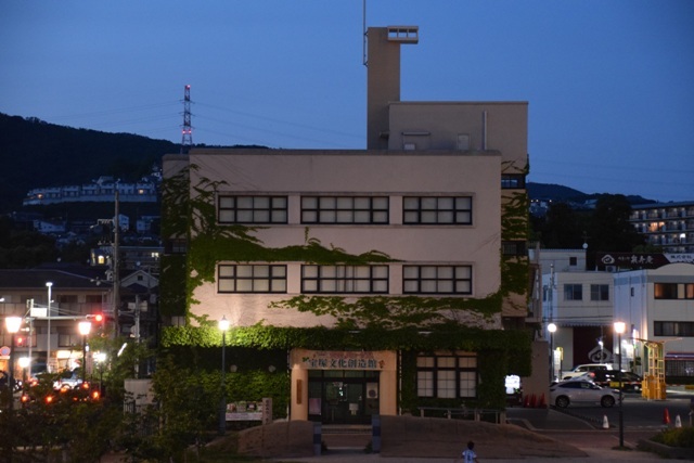 宝塚音楽学校旧校舎 : ブルーアワーの街の情景 宝塚音楽学校旧校舎 : ブルーアワーの街の情景