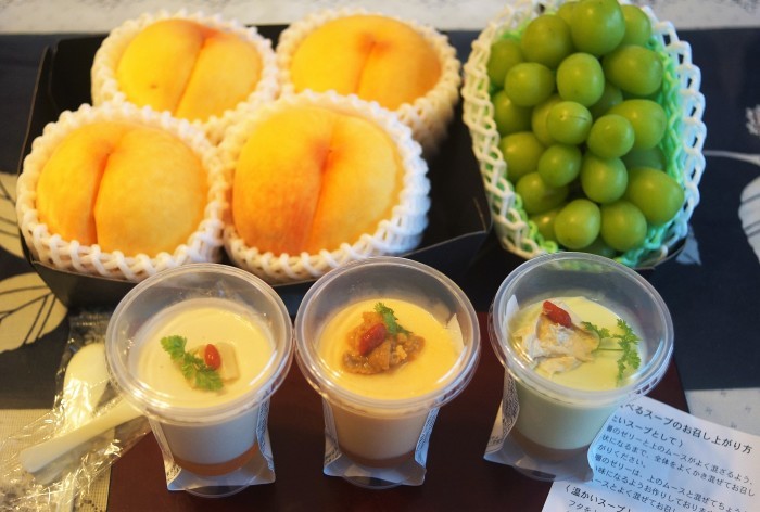 ■東京グルメ【娘夫婦から帰省お土産で なだ万の食べるスープ/黄金桃/マスカット/お手製味噌】_b0033423_09485752.jpg