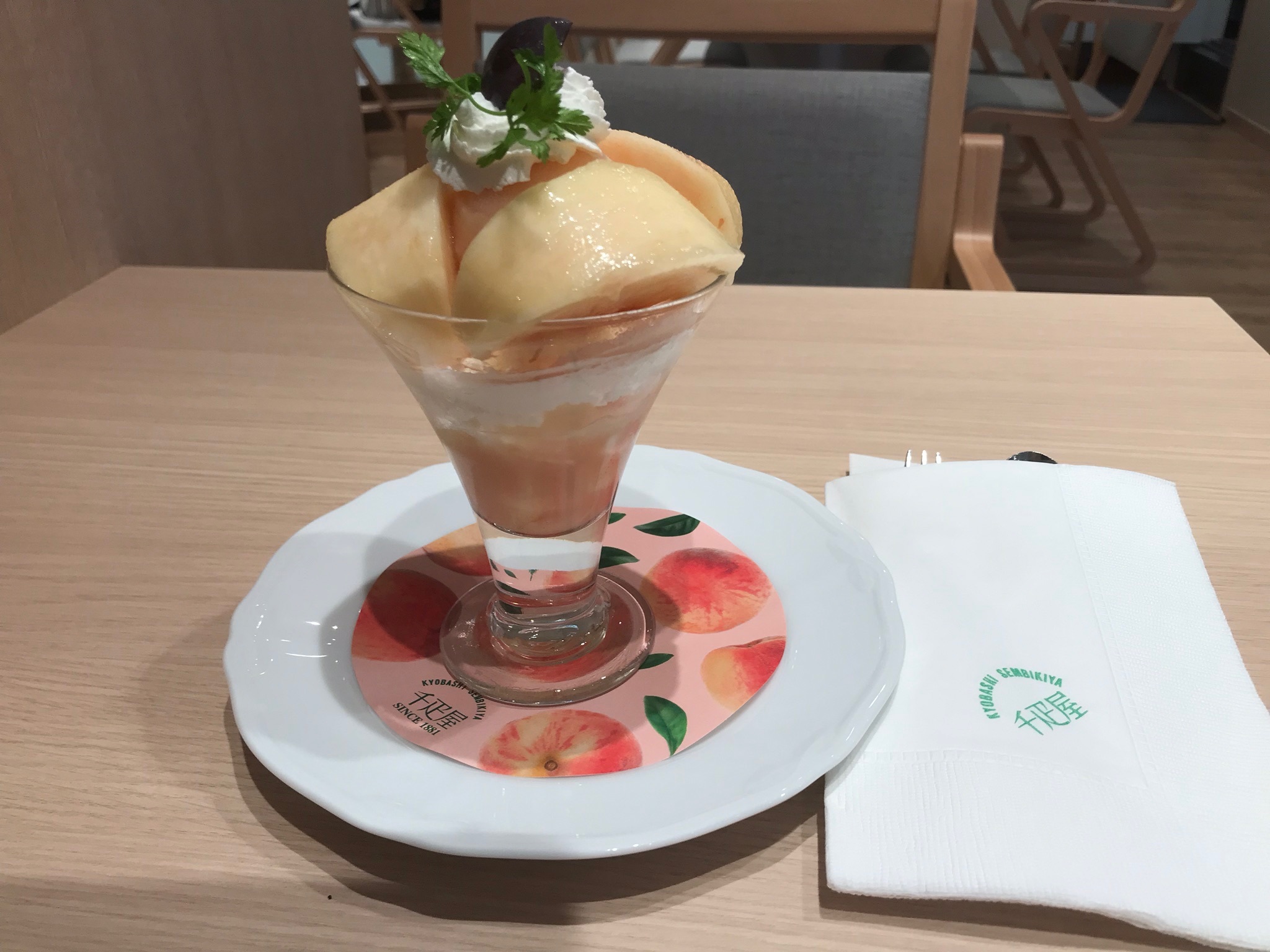 京橋千疋屋 夫が食べた桃のミニパフェとタリーズのアイスラッシュ お散歩アルバム 静かな睦月 京橋千疋屋 夫が食べた桃のミニパフェとタリーズのアイスラッシュ お散歩アルバム 静かな睦月
