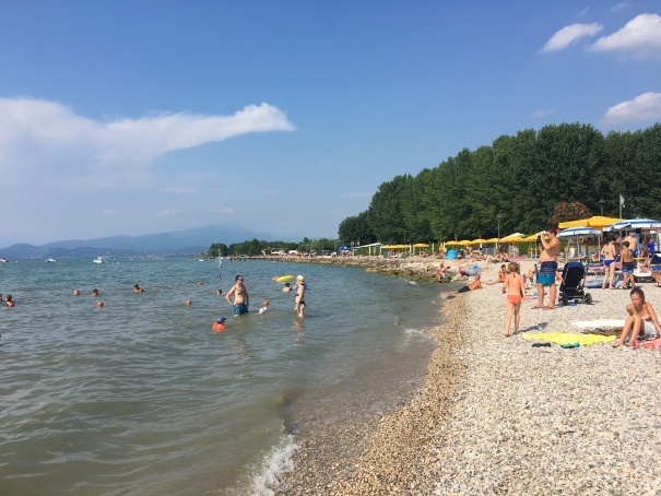 2019夏のイタリア旅行記15　やっとイタリアに来ました。ガルダ湖のアパート。_d0041729_11230162.jpg