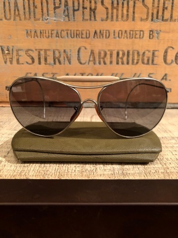 1940s \" AMERICAN OPTICAL \" VINTAGE U.S.A.F - AVIATOR - SUNGLASSES . ※ 明日は 店営業お休みです 。_d0172088_18314521.jpg