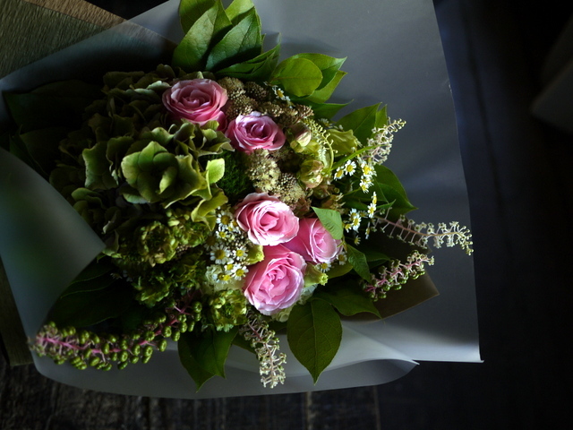 お誕生日の女性への花束 ピンク グリーン等 クール 可愛らしい 南1西2にお届け 19 08 13 札幌 花屋 Mell Flowers