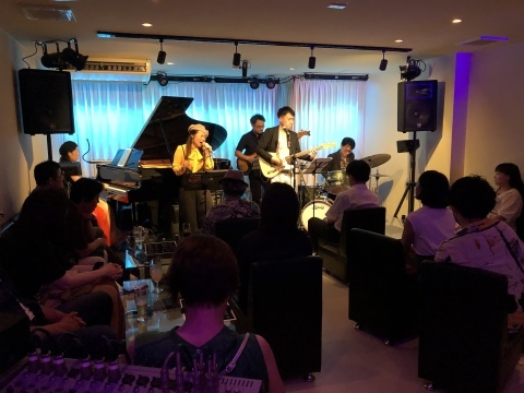 Jazzlive Comin ジャズライブ カミン 広島 本日月曜日のライブ!_b0115606_09551192.jpeg