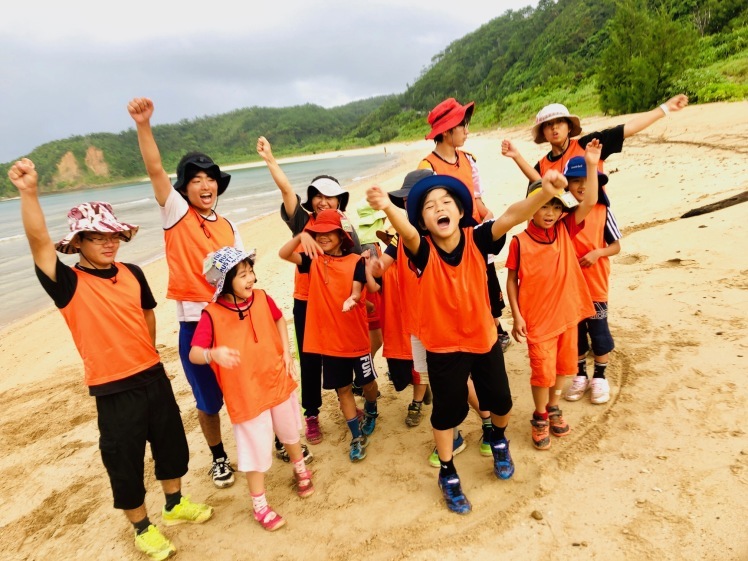 無人島冒険学校 ４日目 夕方は海岸運動場で 王様とり をして駆け回りました 思いっきり体を動かした ねこんちゅ通信 ネコのわくわく自然教室