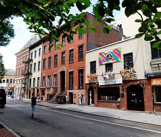 ストーンウォール・イン（Stonewall Inn）、応援の仕方もいろいろ_b0007805_05424648.jpg