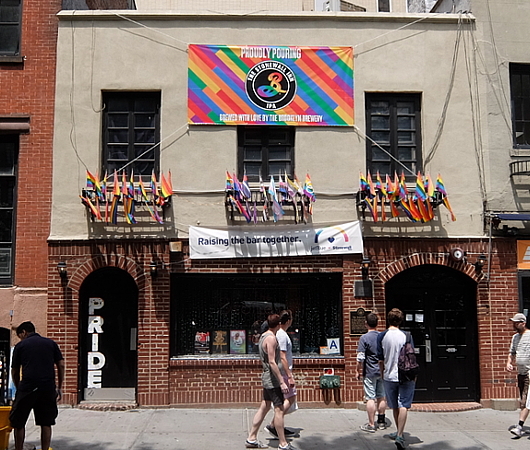 ストーンウォール・イン（Stonewall Inn）、応援の仕方もいろいろ_b0007805_05462647.jpg