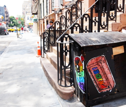 ストーンウォール・イン（Stonewall Inn）、応援の仕方もいろいろ_b0007805_06025319.jpg