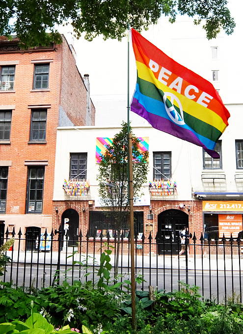 ストーンウォール・イン（Stonewall Inn）、応援の仕方もいろいろ_b0007805_06261984.jpg