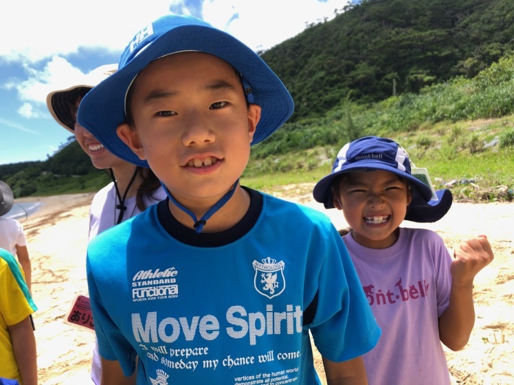 無人島冒険学校〔６日目〕フリーディの午前中は海岸で王様とり大会！真っ白な砂浜が運動場、青空も、みんなの笑顔も弾けてる！_d0363878_13521565.jpg