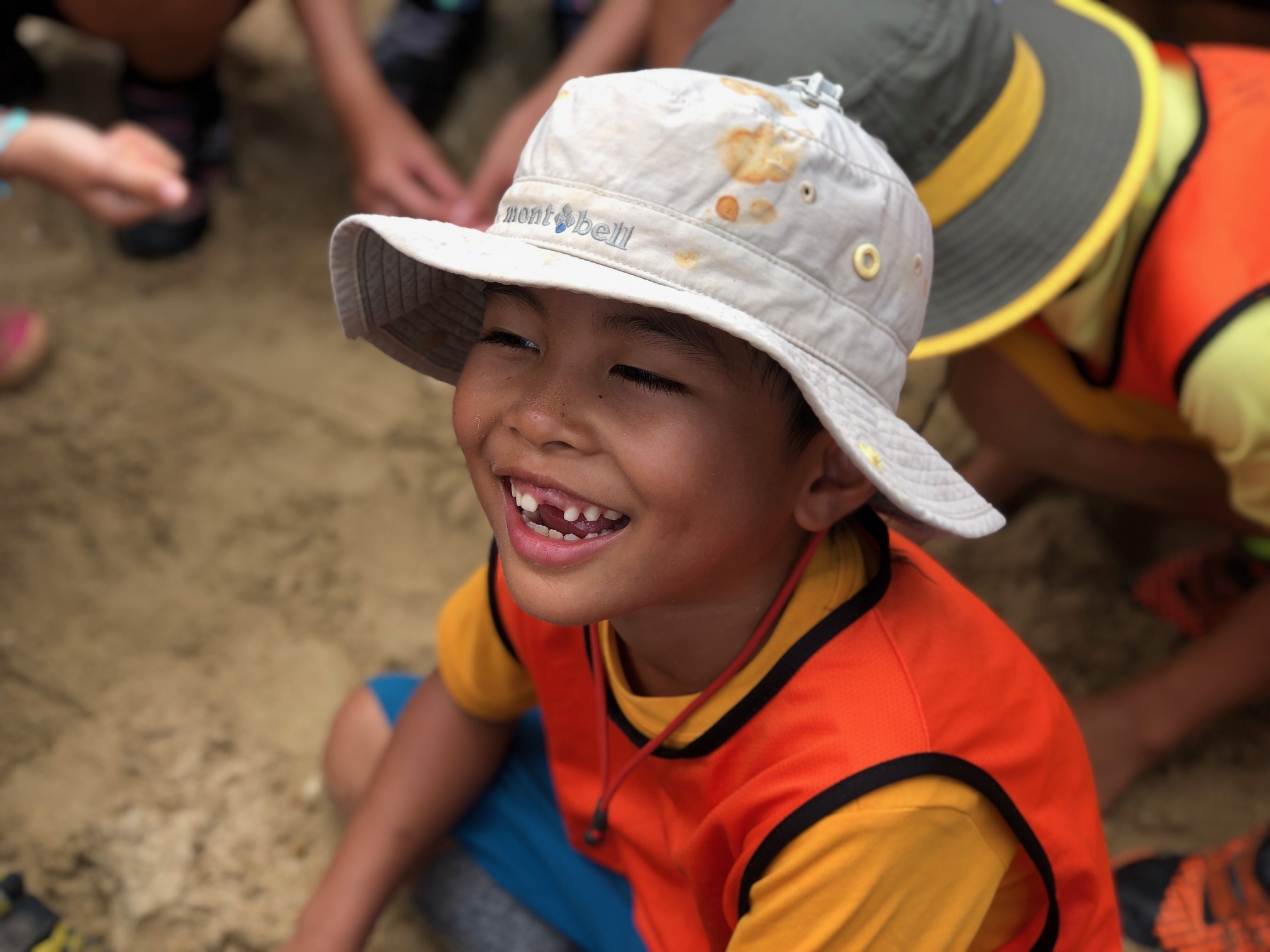 無人島冒険学校〔６日目〕フリーディの午前中は海岸で王様とり大会！真っ白な砂浜が運動場、青空も、みんなの笑顔も弾けてる！_d0363878_13535231.jpg