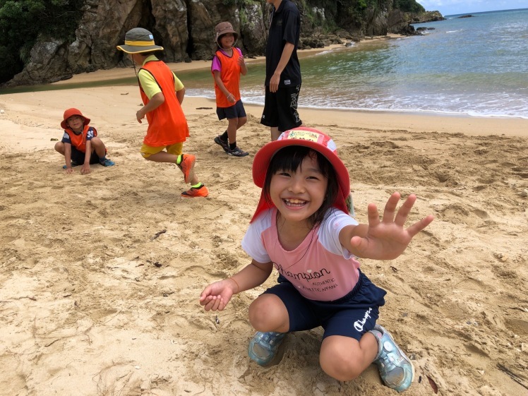 無人島冒険学校〔６日目〕フリーディの午前中は海岸で王様とり大会！真っ白な砂浜が運動場、青空も、みんなの笑顔も弾けてる！_d0363878_13545181.jpg