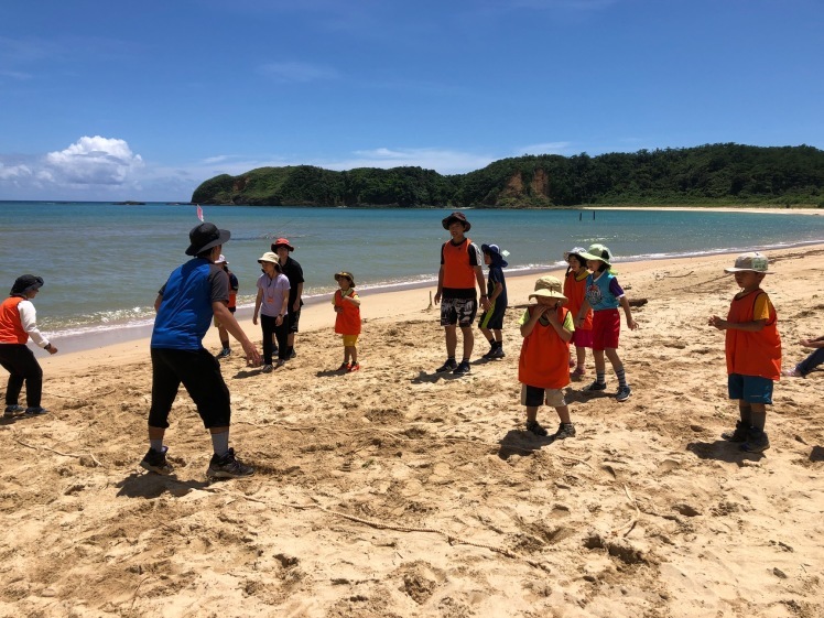 無人島冒険学校〔６日目〕フリーディの午前中は海岸で王様とり大会！真っ白な砂浜が運動場、青空も、みんなの笑顔も弾けてる！_d0363878_13572546.jpg