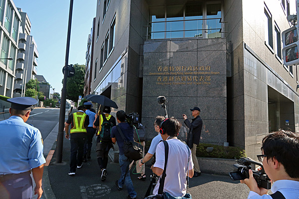 香港警察の暴力行為に抗議　新宿西口意思表示　ちょうちんデモ50年_a0188487_23553617.jpg