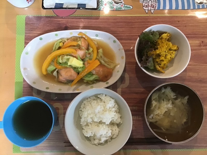 あじさい荘 夕食 ご飯 味噌汁 鮭ちゃんちゃん焼き カボチャサラダ バナナ 今日の献立 あじさい荘 夕食 ご飯 味噌汁 鮭ちゃんちゃん焼き カボチャサラダ バナナ 今日の献立