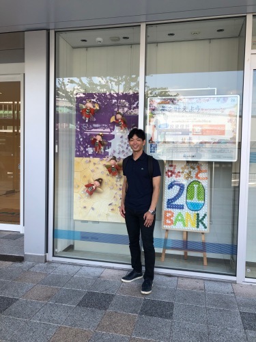 みなと銀行明石支店ショーウィンドウのディスプレイ 図工舎 Zukosya Blog みなと銀行明石支店ショーウィンドウのディスプレイ 図工舎 Zukosya Blog