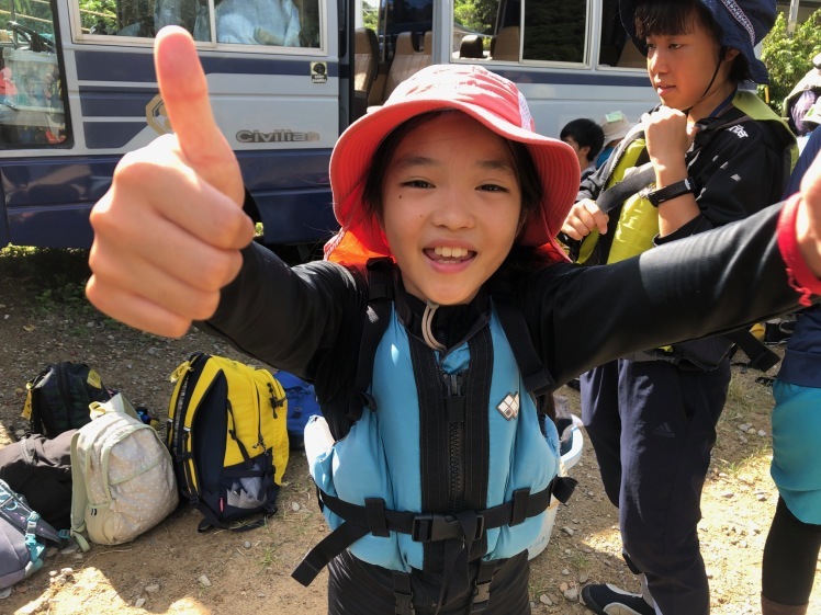 無人島冒険学校〔７日目〕さぁ、無人島へ向けて出発です！海装備を身につけて、チームの旗を持って、準備は万端だ！_d0363878_09373060.jpg