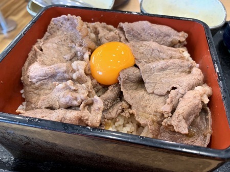 限定メニューが出たと聞き及んで食べに行ってきました（牛丼：吉野家）_d0245240_22214901.jpeg