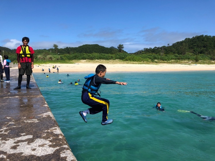 無人島冒険学校〔８日目〕無人島をめがけて思いっきりジャンプ！思い残すことないよう青い海で、白い浜で駆け回りました。_d0363878_15054174.jpg