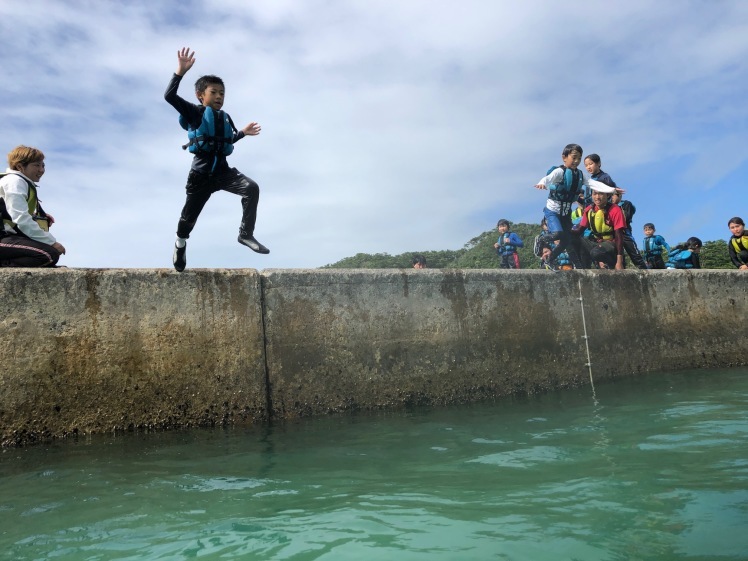 無人島冒険学校〔８日目〕無人島をめがけて思いっきりジャンプ！思い残すことないよう青い海で、白い浜で駆け回りました。_d0363878_15061959.jpg