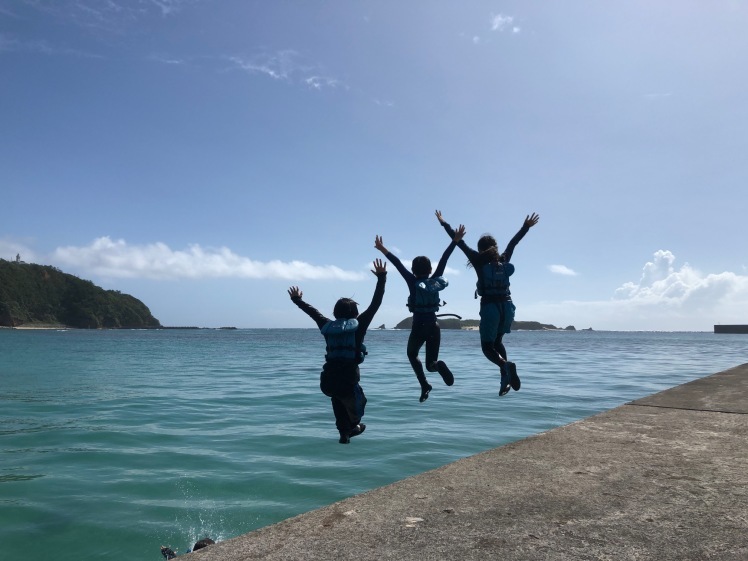 無人島冒険学校〔８日目〕無人島をめがけて思いっきりジャンプ！思い残すことないよう青い海で、白い浜で駆け回りました。_d0363878_15155145.jpg