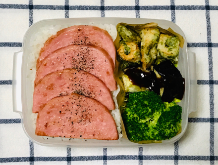 厚切りハムステーキ弁当_d0384590_15473114.jpg