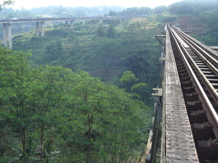 インドネシアの餘部鉄橋？やっとたどり着けた『チクバン鉄橋』 - \'Cikubang railway bridge\' is Oldest Highest Longest and Scared!!_b0108109_16393556.jpg