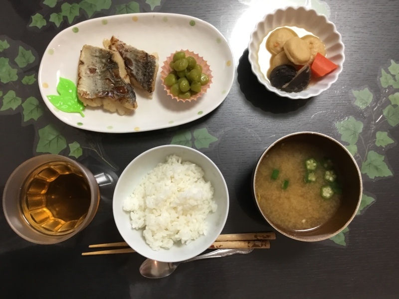 白百合そう 夕食 ご飯 味噌汁 魚焼き 煮物 豆_c0357519_17450737.jpeg