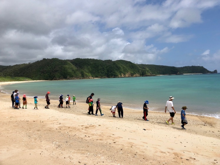 無人島冒険学校〔９日目〕おはようございます！午前中はお土産のサンゴや貝殻を探しに海岸へ。_d0363878_12274668.jpg