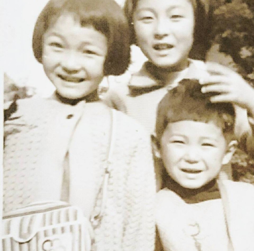 今日、私と姉は母の資産の相続放棄をし弟に全てを託しました。先に亡くなった父の時も同様に放棄しました。姉と私が用意した書類を弟に渡し、立ち会ったのは弟の次男夫婦です。_d0148223_23175785.jpg
