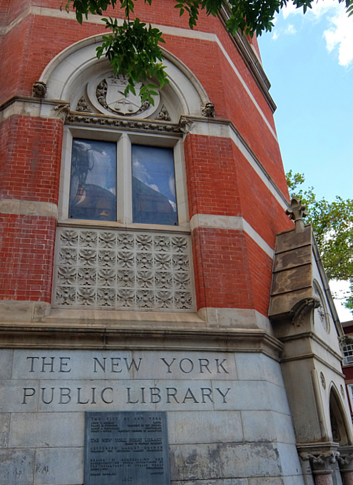 NYではこんな美しい時計台の建物が、図書館 - Jefferson Market Library外観_b0007805_04461004.jpg