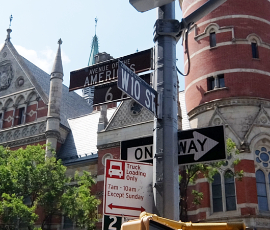 NYではこんな美しい時計台の建物が、図書館 - Jefferson Market Library外観_b0007805_04471489.jpg