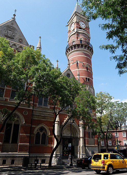 NYではこんな美しい時計台の建物が、図書館 - Jefferson Market Library外観_b0007805_04474274.jpg