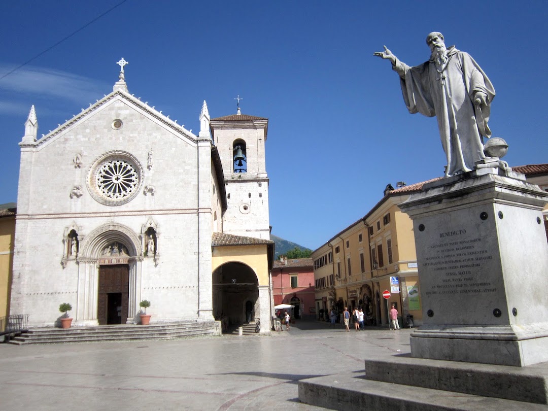 イタリア中部地震前のノルチャ聖ベネデット教会、地下に聖人の生家跡と礼拝堂_f0234936_6343048.jpg