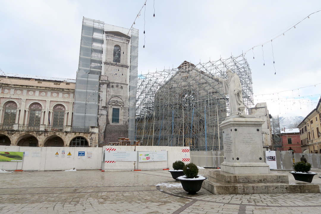 イタリア中部地震前のノルチャ聖ベネデット教会、地下に聖人の生家跡と礼拝堂_f0234936_664586.jpg