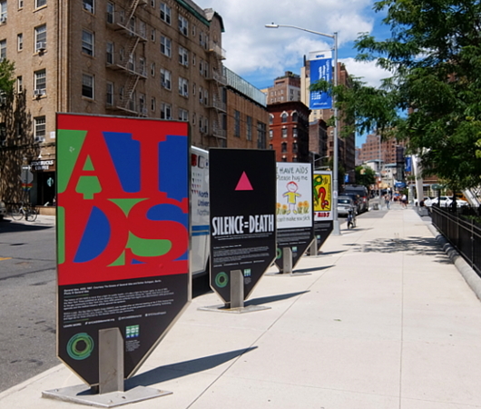 NYCエイズ・メモリアル公園横の、AIDS啓蒙アートやポスター_b0007805_07343006.jpg
