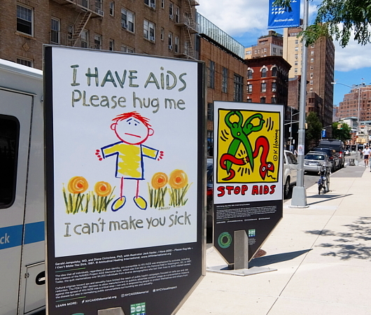 NYCエイズ・メモリアル公園横の、AIDS啓蒙アートやポスター_b0007805_07414371.jpg